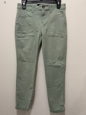 Chaps sage green pants with rectangle patch pockets, size 4